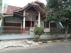 Dijual Rumah Lama Terawat Siap Huni di Cikutra Best Location Bandung