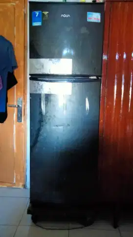 Kulkas dua pintu merk aqua