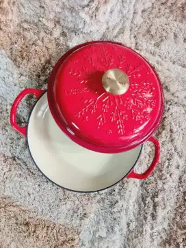Cast Iron Le Creuset signature marmite cerise cherry 26cm