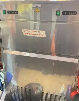 Mesin es batu kristal
