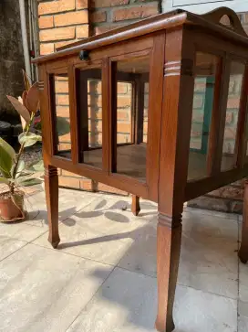 Lemari/meja kaca pajangan dari kayu.
