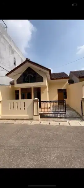 Rumah Komplek Real Estate Bumi Satria kencana.