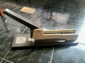 Stapler / Staples Besar Max untuk Jilid