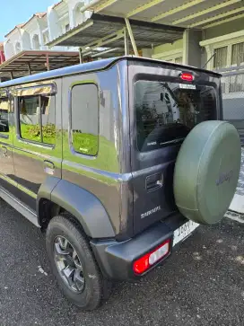Dijual Mobil Suzuki Jimny 5 pintu warna grey metalik km 5rban