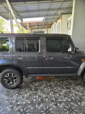 Dijual Mobil Suzuki Jimny 5 pintu warna grey metalik km 5rban