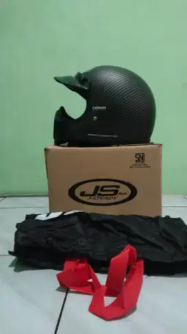 Helm cakil motif carbon