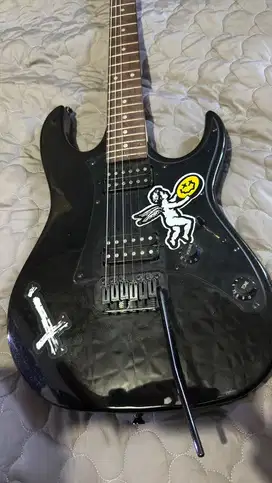 Ibanez GIO Hitam Mulus + Strap Mono + Amp Cort + Gantungan Hercules