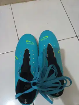 Sepatu bola Nike mercurial