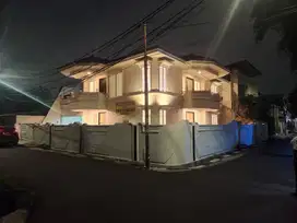 Rumah yang siap huni, luas, elegan, dan di lokasi premium Jakarta