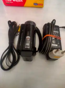 Handycam Sony DCR PJ-6E warna hitam.