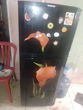 Di jual kulkas dua pintu merek sanken 2,550 nego tipis