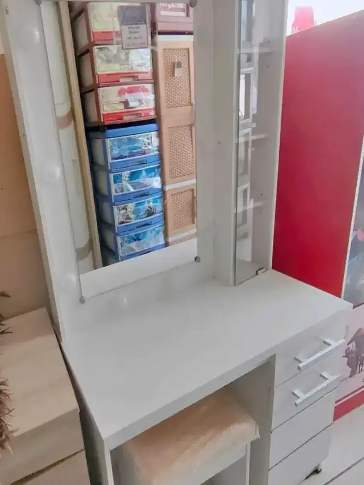 Meja rias lampu
