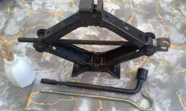 Dongkrak mobil kondisi bagus normal