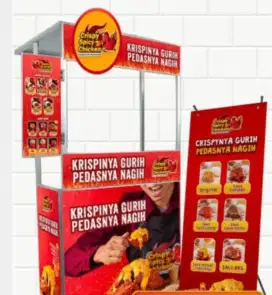 Penjaga warung ayam goreng Crispy Spicy Chicken