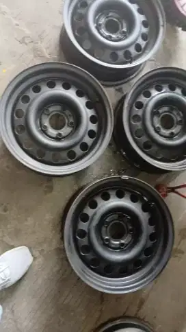 Jual 1set velg std' ex volvo msh baik bu cash harini hny 670rb pazs.