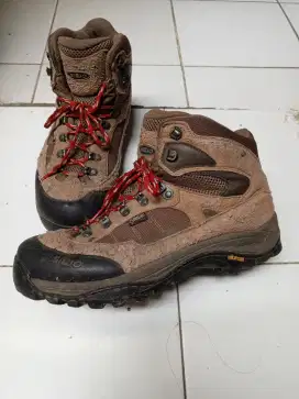 Sepatu gunung Gore-tex