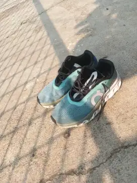 Sepatu lari size 42