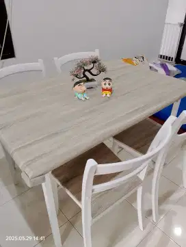Meja makan 4 kursi empat kursi