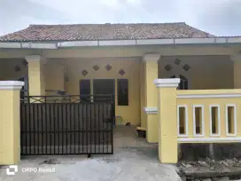 Disewakan rumah lokasi strategis dekat dengan jalan utama ,