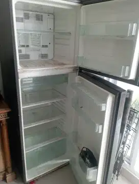 Kulkas 2 pintu sharp second