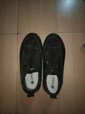 dijual sepatu hitam sovella