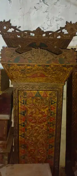 Lemari kayu ukiran antik minang