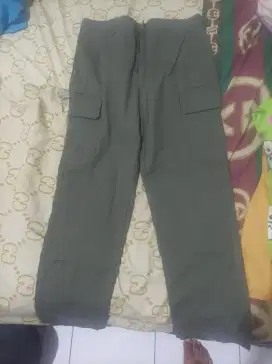 Celana cargo second merk UNIQLO ORI size 08 kondisi baik