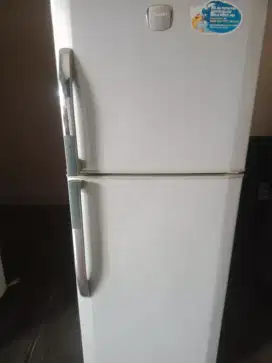 Kulkas dua pintu