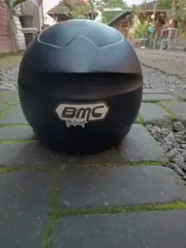Di jual helm BMC milan series warna hitam