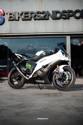 YAMAHA R6 WHITE ON BLACK 2012