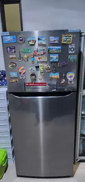Lemari Es Merk LG Inverter 2 Pintu ukuran besar.
