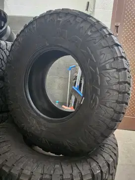 Ban Jeep Rubicon bekas Maxxis Razr811 AT 35x12.5x r17