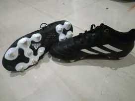 Sepatu bola adidas