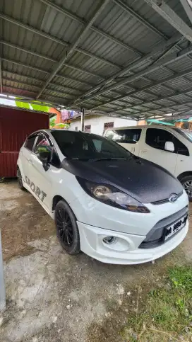 Ford Fiesta Putih 2011