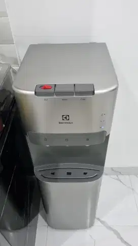 Dispenser Electrolux seri terbaru EDBMFDXSF