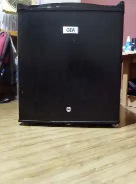 Kulkas mini / mini bar merk GEA