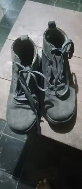 sepatu boots kulit