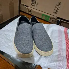Sepatu pedro biru