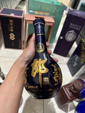 Botol kosong Qinghua Lang (青花郎)