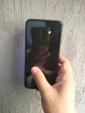 Jual hp type Samsung J6+ minus sdikit aja ada tompel tp sentuhan aman.