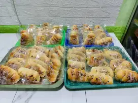 Roti rasa pisang coklat  , nanas dan strawberry
