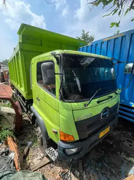 KM 30 RB ASLI HINO LOHAN FM 260 JD DUMP TRUCK 6 x 4 ISTIMEWA