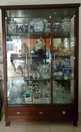 Lemari Pajangan Kaca 3 Pintu