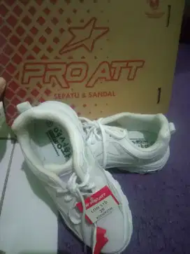 Sepatu sneaker pro att