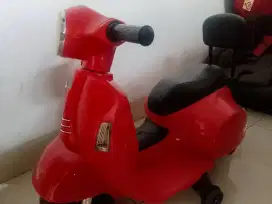Motor aki mainan anak vespa warna merah