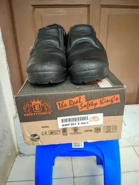 Jual sepatu safety size 40/6. 26CM.