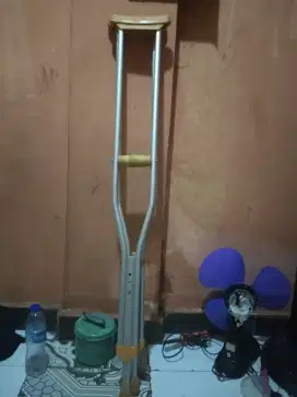 Tongkat kruk alat bantu jalan