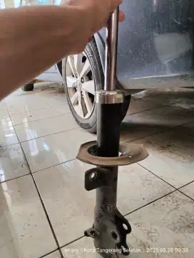 Sokbreker depan livina