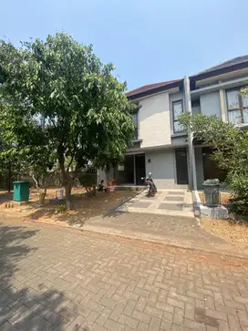 DIJUAL RUMAH PRECIA BSD SAMPING DAN DEPANNYA ADA TAMAN FASUM BSD