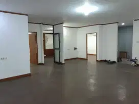Di sewakan gedung di lantai 3, cocok untuk kantor